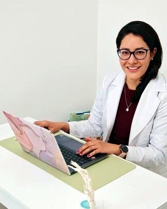 Retrato de la Dra. Ana Karen Salas en su consultorio